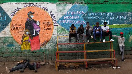 Un graffiti pour prévenir la propagation du coronavirus sur les murs d’un bidonville de Nairobi (THOMAS MUKOYA / REUTERS)