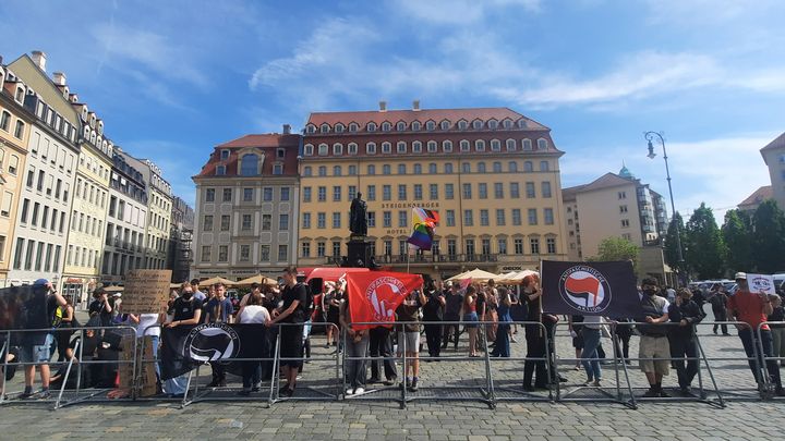 Un groupe d’opposants à l’AfD manifeste à quelques mètres du meeting d'extrême droite, à Dresde, dans la région Saxe. (SEBASTIEN BAER / RADIOFRANCE)