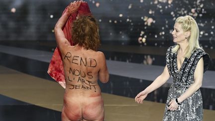 La comédienne Corinne Masiero se déshabille lors de la 46e cérémonie des César, à l'Olympia (Paris) le 12 mars 2021. (BERTRAND GUAY / AFP)