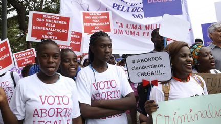 Des centaines d'Angolais défilent contre un projet de loi qui criminalise l'avortement le 18 mars 2017 à Luanda, en Angola. (AMPE ROGERIO / AFP)