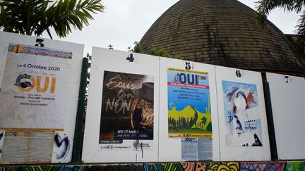 Des affiches de campagne placardées à Koné (Nouvelle-Calédonie), le 28 septembre 2020.&nbsp; (THEO ROUBY / AFP)