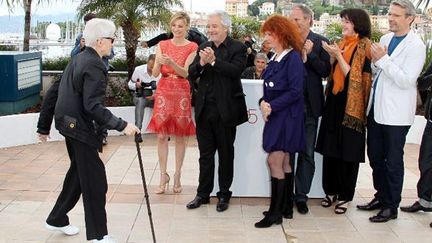 Alain Resnais rejoint ses comédiens pour la séance photo
 (AFP)