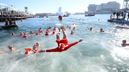 A Barcelone (Espagne), le 25 décembre 2023. La tradition veut que les pères et mères Noël les moins frileux plongent dans la Méditerranée. (JOSEP LAGO / AFP)