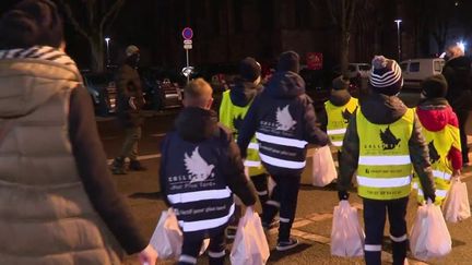 Solidarité : de jeunes footballeurs distribuent des paniers repas aux sans-abri de Mulhouse