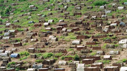 Des milliers de réfugiés vivent dans des abris de fortune à la frontière avec la Tanzanie après des combats acharnés à Kigali, la capitale du Rwanda, le 12 mai 1994. (GERARD JULIEN / AFP)