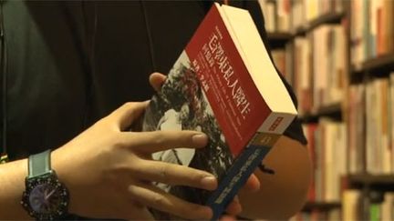 Un chinois avec un livre non censuré dans une librairie de Hong Kong, le 23 juillet 2012. (FTV)