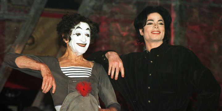 Marcel Marceau sur scène avec Michael Jackson en 2004 lors de la promotion d'un concert spécial HBO au Théâtre Beacon.
 (maxnewsworld878571)