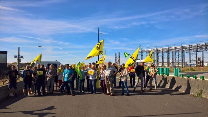 Une trentaine de manifestants s'étaient donné rendez-vous près du port de Cherbourg, mardi 4 juillet 2017, afin de protester contre le transfert&nbsp;de combustible mox au Japon. (F. MAGNENOU / FRANCEINFO)