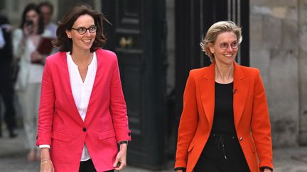 Les ministres de la Transition écologique et de la Transition énergétique, Amélie de Montchalin et Agnès Pannier-Runacher, lors de la passation de pouvoirs avec Barbara Pompili, le 20 mai 2022 à Paris.&nbsp; (EMMANUEL DUNAND / AFP)