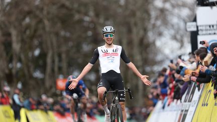 Le Slovène Tadej Pogacar vainqueur de la quatrième étape du Paris-Nice, le 8 mars 2023. (DAVID PINTENS / AFP)