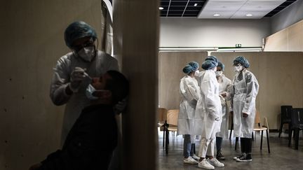 Des soignants dans un centre de dépistage dans le quartier Bacalan à Bordeaux, le 23 mai 2021.&nbsp; (PHILIPPE LOPEZ / AFP)