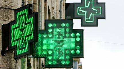 Les&nbsp;enseignes lumineuse de pharmacie &agrave; Lille (Nord), le 11 avril 2013. (PHILIPPE HUGUEN / AFP)