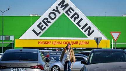 Un homme sur un parking devant un magasin Leroy Merlin&nbsp;à Klimovsk, près de Moscou (Russie), le 19 mars 2022. (AFP)