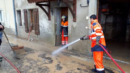 A Bouilhonnac près de Trèbes, dans l'Aude, les pompiers et des bénévoles aident les habitants à nettoyer et sauver ce qui peut l'être. 16 octobre 2018. (BENJAMIN MATHIEU / RADIO FRANCE)