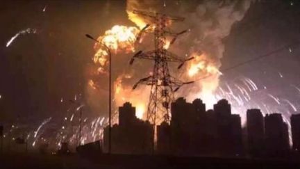 Capture d'&eacute;cran montrant une explosion spectaculaire survenue en Chine, &agrave; Tianjin, mercredi 12 ao&ucirc;t 2015. ( YOUTUBE)