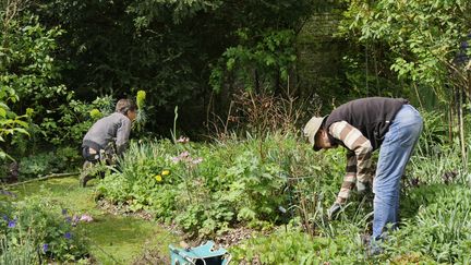 Jardiniers de l'Association Les Amis de André Ève.&nbsp; (ISABELLE MORAND / RADIO FRANCE / FRANCE INFO)