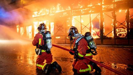 La Brigade de sapeurs-pompiers de Paris (BSPP), le 18 août 2019, en action lors d'un incendie du marché couvert de Levallois-Perret (Hauts-de-Seine). (MARC LOUKACHINE / BRIGADE DE SAPEURS-POMPIERS DE P)