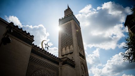 Le minaret de la Grande mosquée de Paris, le 12 avril 2021. (ARTHUR NICHOLAS ORCHARD / HANS LUCAS / AFP)