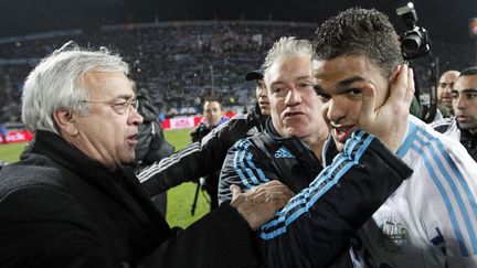 Didier Deschamps (au centre) et Hatem Ben Arfa (&agrave; dr.) complices apr&egrave;s le titre de champion de France de l'Olympique de Marseille, le 5 mai 2010. Une sc&egrave;ne qu'on pourrait bien ne pas revoir en &eacute;quipe de France. (JEAN-PAUL PELISSIER / REUTERS)