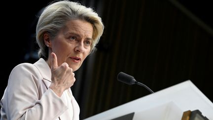 Ursula Von der Leyen pendant la conférence de presse données à la fin du ommet du Conseil Européen à Bruxelles, Belgique, le 15 décembre 20022 (JOHN THYS / AFP)