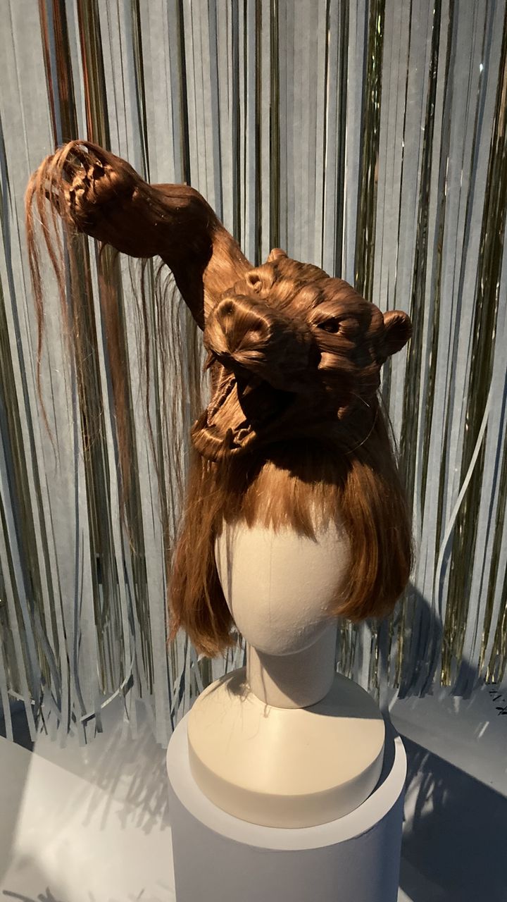 Exposition "Des cheveux et des poils" au Musée des Arts Décoratifs à Paris : sculpture en cheveux représentant un animal de Shinji Konishi (CORINNE JEAMMET)