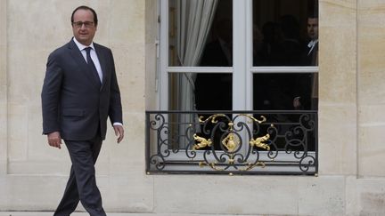 Le président français François Hollande sur le perron de l'Elysée, à Paris, le 10 novembre 2015.&nbsp; (PHILIPPE WOJAZER / AFP)