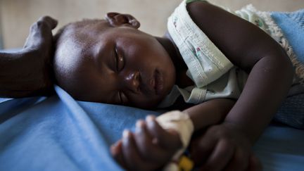 Une enfant souffrant de la&nbsp;malaria est soignée, le 1er juin 2012, au Soudan du Sud.&nbsp; (ADRIANE OHANESIAN / REUTERS)