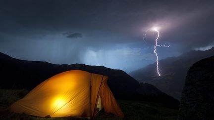 La foudre tombe &agrave; proximit&eacute; d'un campeur pr&egrave;s d'Obersaxen (Suisse), le 22 ao&ucirc;t 2012. (ARNO BALZARINI / EPA / MAXPPP)