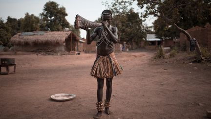 Il y a longtemps, les jeunes garçons apprenaient&nbsp;à jouer de la trompe pendant leur initiation car cette musique est&nbsp;à l'origine liée au culte des ancêtres. Mais, progressivement, la transmission s'est un peu perdue. De nos jours, si la pratique de l'instrument est toujours enseignée, l'apprentissage des rites qui accompagnaient la musique a disparu. (FLORENT VERGNES / AFP)