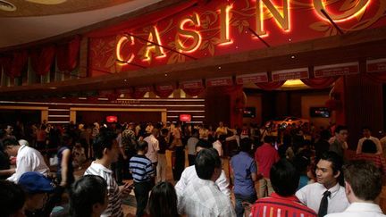 A l’entrée du casino du Resorts World de Sentosa. 

«Dopé par les casinos, le tourisme est devenu un secteur essentiel de l'économie de Singapour». Il a bondi de 14,7% en 2010, souligne Jonathan Galaviz, expert de l'industrie des jeux à Las Vegas.

L’afflux des joueurs en a fait une des destinations touristiques les plus prisées d’Asie, avec 11,6 millions de touristes venus pour plus de la moitié de Chine, d'Australie ou d'Inde, mais aussi d'Indonésie et de Malaisie, où les casinos sont interdits. (REUTERS/Vivek Prakash)