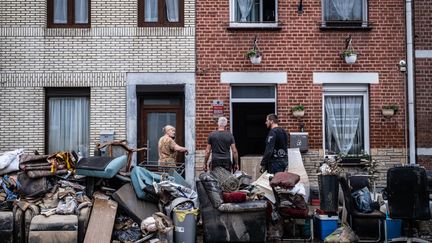 A Vaux-sous-Chèvremont, près de Liège (Belgique), l'heure est au ménage dans les maisons touchées par les eaux,&nbsp;le 16 juillet 2021. (VIRGINIE NGUYEN HOANG / HANS LUCAS / AFP)