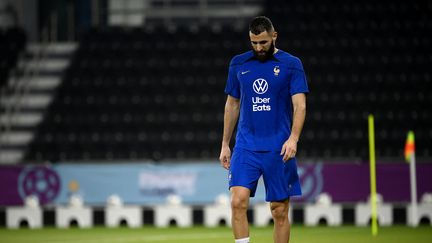 Le buteur de l'équipe de France, Karim Benzema, tête baissée lors de l'entraînement au Qatar, le 17 novembre 2022. (FRANCK FIFE / AFP)