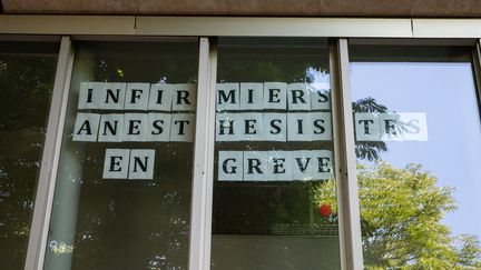 Un message sur les fenêtres de la maternité de Port-Royal, à Paris, le 6 mai 2022.&nbsp; (RICCARDO MILANI / HANS LUCAS / AFP)