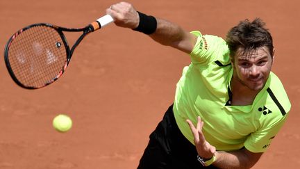 Cette année, Stanislas Wawrinka a opté pour une tenue à la fois plus sobre et plus flashy, comme le montre cette photo lors de son match contre le Japonais Taro Daniel, le 25 mai 2016. (PHILIPPE LOPEZ / AFP)