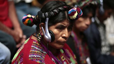 Une indig&egrave;ne assiste au proc&egrave;s de l'ancien dictateur guat&eacute;malt&egrave;que Efrain Rios Montt,&nbsp;au tribunal de Guatemala City (Guatemala), le 20 mars 2013. (JORGE LOPEZ / REUTERS)