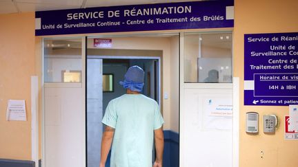 Un soignant entre dans le service de soins intensifs du CHU de Pointe-à-Pitre (Guadeloupe), le 6 août 2021. (CEDRICK ISHAM CALVADOS / AFP)