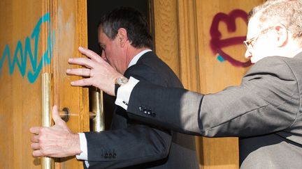 J&eacute;r&ocirc;me Cahuzac &agrave; son arriv&eacute;e au p&ocirc;le financier de Paris le 2 avril 2013. (MARTIN BUREAU / AFP)