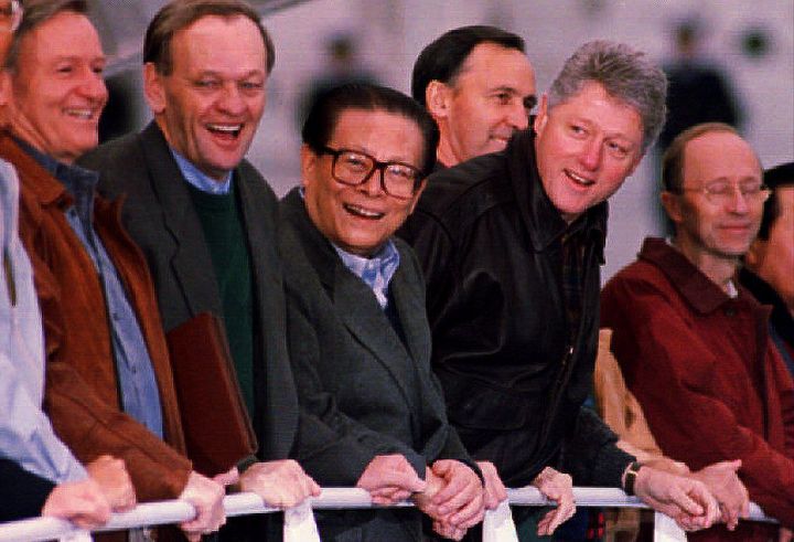 Bill Clinton, le pr&eacute;sident am&eacute;ricain, avait invit&eacute; ses homologues chefs d'Etats de l'Apec &agrave; porter un blouson en cuir, le 20 novembre 1993 &agrave; Seattle (Etats-Unis). (THERESE FRARE / AFP)