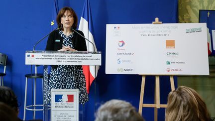 Remise de l'enquète sur le sexisme au travail à Laurence Rossignol, ministre des Familles, de l'Enfance et des Droits des femmes, le 24 novembre 2016 à Paris. (THOMAS PADILLA / MAXPPP)