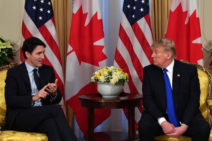 Le président américain, Donald Trump, et le Premier ministre du Canada, Justin Trudeau, le 3 décembre 2019 à Londres. (NICHOLAS KAMM / AFP)