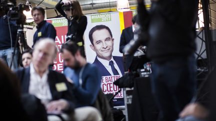 Une affiche de Benoît Hamon lors d'une conférence de presse du candidat socialiste à la présidentielle, le 3 mars 2017, à son QG de campagne, à Paris. (DENIS ALLARD / REA)