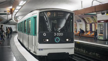 Un métro entre en gare de Pigalle, à Paris, le 15 septembre 2019. (KRYSTOF KRIZ / NURPHOTO / AFP)