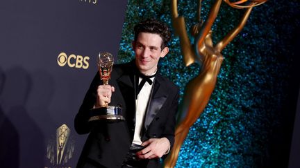 Le prix du meilleur acteur a été attribué à&nbsp;Josh O’Connor lors de la cérémonie des&nbsp;Emmy Awards organisée à Los Angeles (Etats-Unis), dans la nuit du 19 au 20 septembre 2021, pour son rôle dans&nbsp;la série "The Crown". (RICH FURY / GETTY IMAGES NORTH AMERICA / AFP)