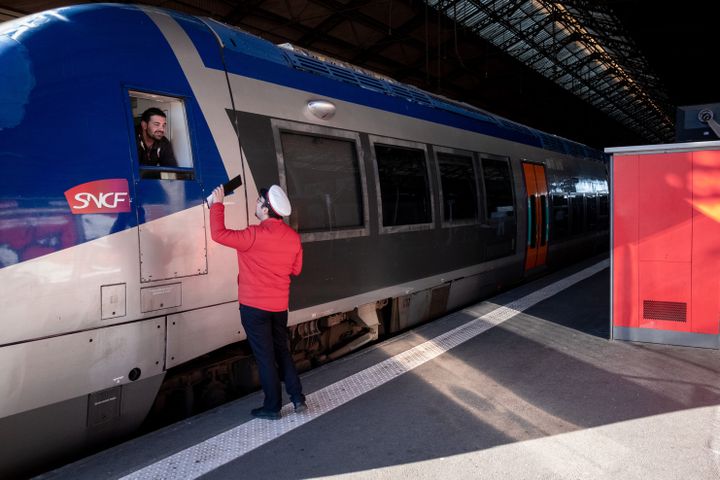 Un cheminot et un conducteur de TGV à la gare de Toulouse, le 21 novembre 2019. (VALENTINO BELLONI / AFP)