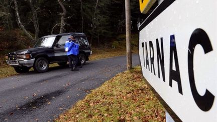 Un véhicule de gendarmerie à l'entrée du village de Tarnac (Corrèze), le 11 novembre 2008 (AFP - THIERRY ZOCCOLAN)