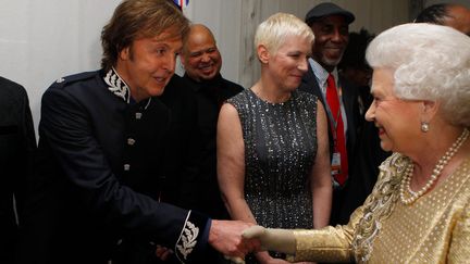 4 juin 2012. Londres. La rencontre de la reine Elizabeth II et de&nbsp;Paul McCartney et Annie Lennox&nbsp;au&nbsp;concert du&nbsp;"Diamond Jubilee"&nbsp;devant Buckingham Palace. (ROTA / ANWAR HUSSEIN / GETTY IMAGES)