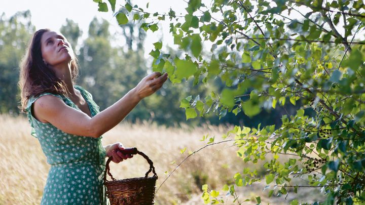 Aurélie Valtat, formée à l'aromathérapie, fabrique&nbsp;ses cosmétiques depuis 8 ans.&nbsp; (ISABELLE MORAND / ULMER /RADIO FRANCE / FRANCE INFO)