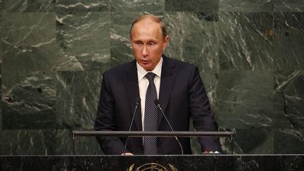 Le pr&eacute;sident russe,&nbsp;Vladimir Poutine, prononce un discours &agrave; la tribune des Nations unies &agrave; New York (Etats-Unis), le 28 septembre 2015. (MIKE SEGAR / REUTERS)