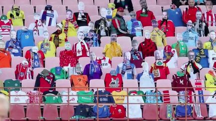 En Biélorussie, l’un des rares pays où le championnat national de football se poursuit malgré l’épidémie, les fans n’osent plus venir au stade de peur d’attraper le Covid-19. Alors, ce sont des supporters en carton qui les remplacent en tribunes. (FRANCE 2)