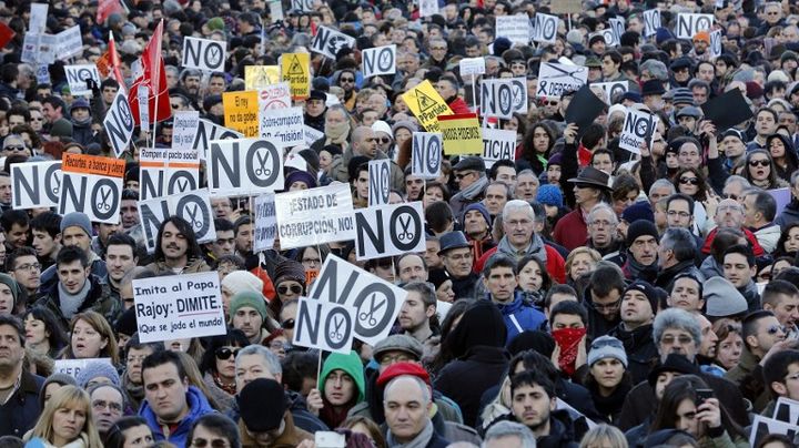 Dans les rues de Madrid (Espagne) le 23 f&eacute;vrier 2013. (CESAR MANSO / AFP)